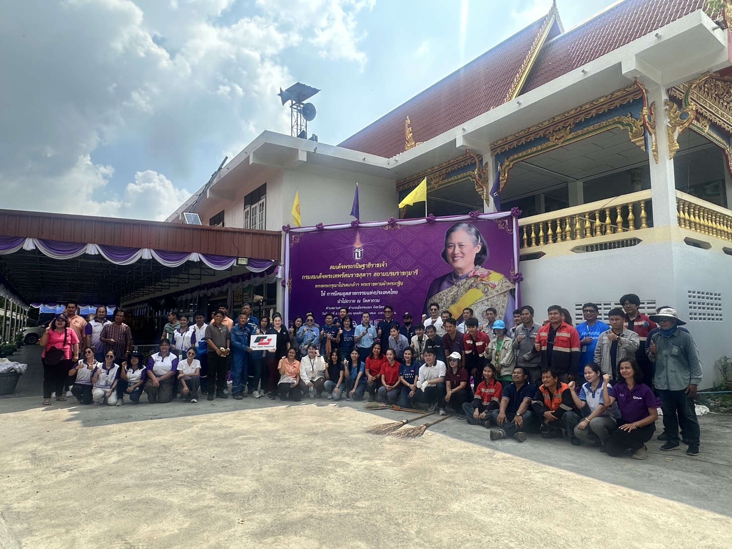 ร่วมกันเสริมสร้างความสามัคคี จัดเตรียมสถานที่ ทำความสะอาดบริเวณโดยรอบวัดตากวน