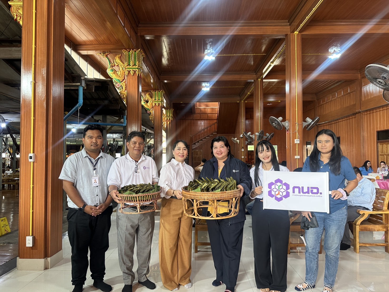 กนอ.พื้นที่มาบตาพุดคอมเพล็กซ์ ร่วมทำบุญ ครบรอบ 20 ปี สถานีวิทยุพลาซ่า เรดิโอ FM 97.50 MHz 