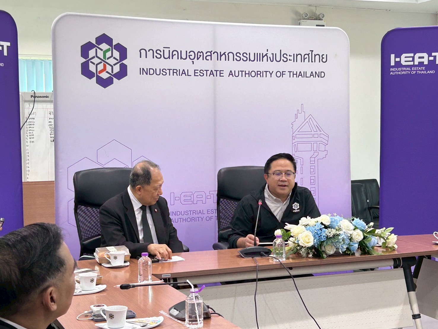 LINE ALBUM 27369 260327 2