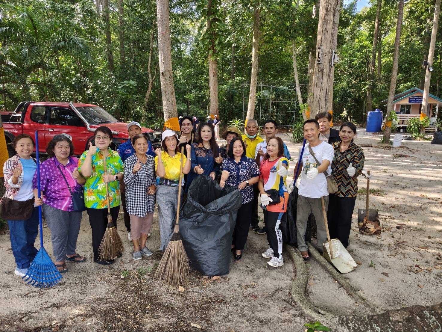 สทร.นำจิตอาสา ร่วมกิจกรรมปรับปรุงภูมิทัศน์ ทำความสะอาดป่าชุมชนเนินพระ